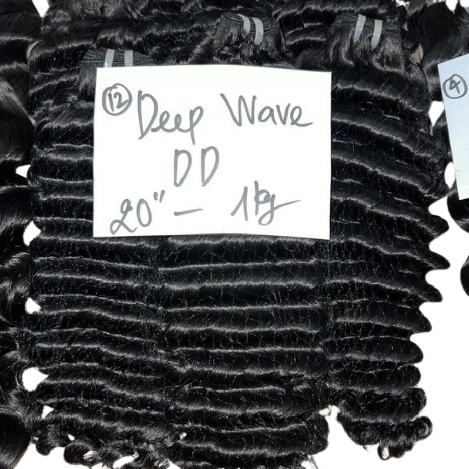 Close-up of Lux Hair Deep Wavy Hair – Thick, Bouncy Waves in Natural Black Color